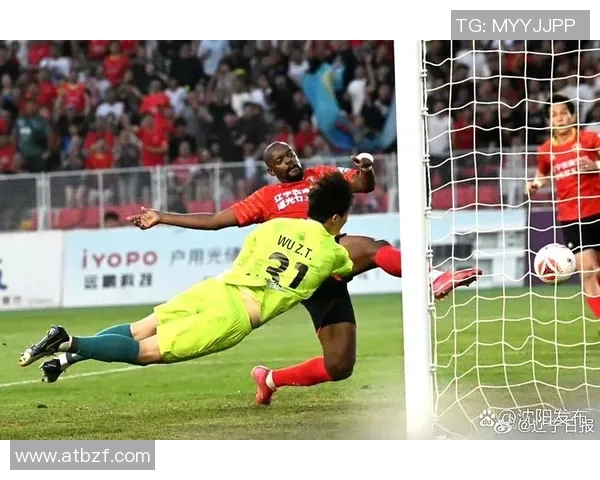 足球明星脱鞋送人感人瞬间引发热议网友纷纷点赞支持善举